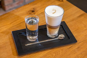 Caffè latte im Glas von coffee-time